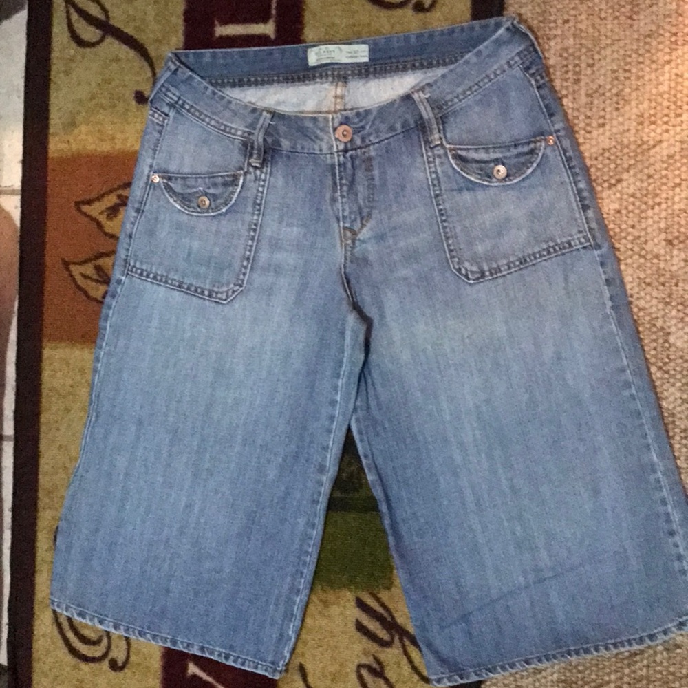 Adorable low-rise Old Navy capris, size 10